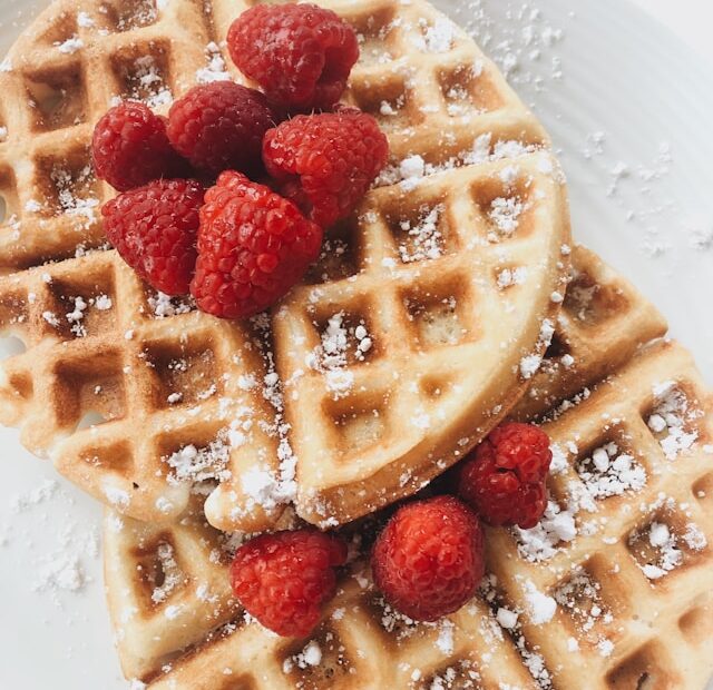 2 Waffeln mit Himbeeren als Dekoration